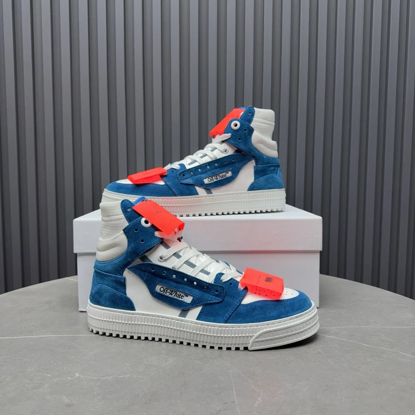 Men's shoes💰740 OFF WHITE ⚡️Couple style⚡️The latest spring style street casual shoes, released with the highest quality version on the market👊Series original mold opening, original lasting, production technology 1:1 original version➰🔜The best choice for more and more celebrities and Internet celebrities🔸In the classics Changes in the code🔸Innovate in the trend🔸Strive to break away from the shackles of bad street design🔝Although he is not the originator of fashion design, he is definitely a shining dark horse in avant-garde design🐴🆙Do not follow the trend🔅Not universal beauty🔅 Fabric💯First-layer cowhide Lining💯Imported skin-friendly and environmentally friendly polyester mesh Foot pads💯Original molded high-elastic environmentally friendly molding pads Midsole💯Made with original last-last technology Outsole💯Rubber outsole Packaging💯Official website synchronizes full set of packaging (brand wrapping paper, brand certificate, brand cloth bag) Code numbers 35-44, 45 46 Customized
